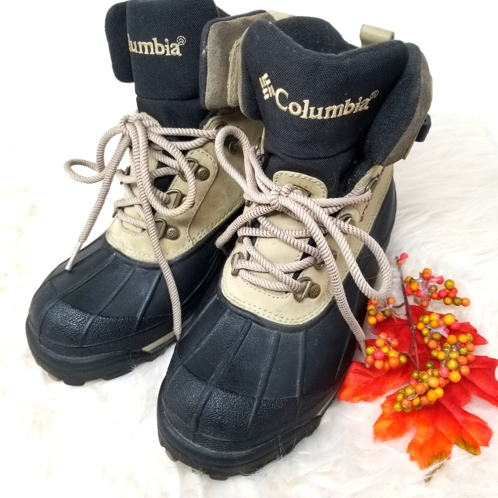 COLUMBIA..LIKE NEW. SIZE 7.
